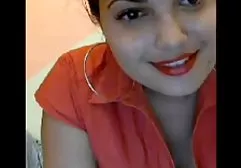 Schöner junger Brunette stellt geschickt einen pralle titten porn Mann auf der Couch zufrieden
