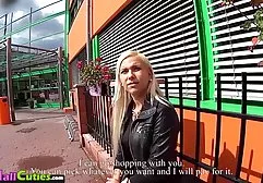 Schöne enge Muschi einer jungen Blondine genießt Fingersatz in der big black titten Küche