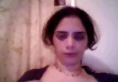 Die verdorbene reife Frau saugt den spitztitten porn Schwanz des Mannes und masturbiert ihn, bevor sie ihn fickt