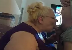 Pornostar gab Jungs einen Befehl zum saggy titten Ausziehen