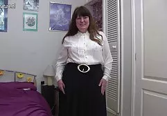 Reife Frau reitet einen Schwanz eines Mannes, der auf einem Stuhl titten teen tube sitzt und heftig abspritzt