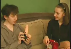 Zwei junge Freundinnen benutzen teen titten tube Strapon, um hoch zu kommen
