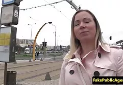 Eine junge Dame mit Brille porn grosse titten lutscht einen großen schwarzen Schwanz und fickt ihn in eine Fotze