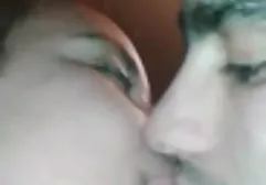 Ein junges Paar heiß und leidenschaftlich auf dem Bett ausgepeitscht riesen busen porn