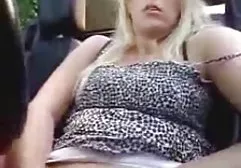 Junge vollbusige Asiatin lutschte riesen busen porn vorsichtig den Phallus und verdiente einen guten Fick auf der Couch