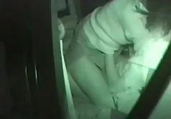 Leidenschaftlicher Pornostar ließ einen Mann auf einem super busen porn Sofa fallen