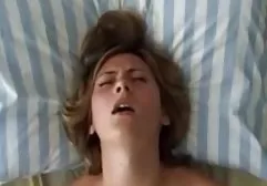 Reife Blondine mit einer Augenbinde gezwungen, zwei Phallus zu saugen und von xxx hängetitten ihnen den Schwanz eines Mannes zu suchen