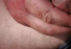 Schöne reife Blondine fickt den Chef heftig auf schöner busen porn einem Ledersofa