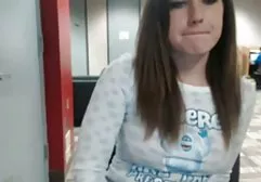 Die junge Blondine in eng anliegenden Lederhosen streichelt sich leidenschaftlich free titten tube