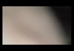 Die junge flinke Brünette gibt sich bereitwillig der Muschi hin keine titten porn