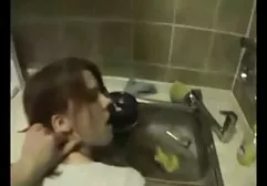 Reife, aber peppige Lady dreht sich gut um den männlichen Phallus flache titten porn