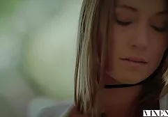 Reife Frau mit Brille lutscht den Schwanz ihres Mannes, während er Fußball guckt hängetitten xxx