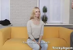 Der Schwanz eines Mannes fühlt sich in große brüste porn den geschickten Händen einer reifen Brünette großartig an