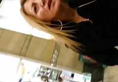 Eine junge Japanerin natural titten ging bei der Gelegenheit auf den Herrn zu und spreizte ihre Beine vor seinem Phallus.