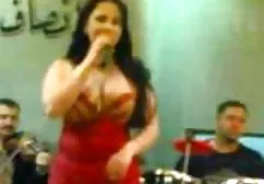Ein ungewohnter Schwanz wird von einer big titten video reifen Blondine durch ein Loch in der Wand geblasen