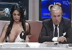 Reife Frau lutschte Ehemann Hahn und große brüste porn fickte ihn beim Anschauen von Porno