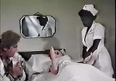 Cavalier Schwanz emittiert Sperma von xxx busen erfahrenen Handjob von reifen Pornomodell