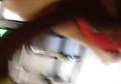 Reifer xxx schöne brüste Pornostar masturbiert Dick Suitor mit ihren Beinen und bekommt das ganze Sperma von ihm