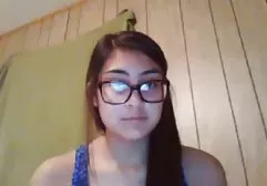 Schöne russische Mädchen zeigt eine xxx große brüste sehr erotische Show mit Öl und Pinsel