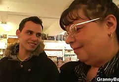 Der junge Student bigtittstube ist sexuell angetan von dem Lehrer und seinem reifen, vollbusigen Kollegen