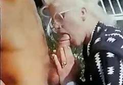Hat Löcher mit Sexspielzeug erweitert und genießt das Eindringen eines kleine titten sex tube Schwanzes in sie