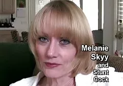 Heiße vollbusige dicke dinger porn Mama tummelt sich ziemlich gut zu Hause vor einer Webcam