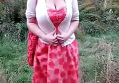 Glamouröse Nippel mit prächtigen Titten masturbiert big titten porn Muschi in einem gemütlichen Badezimmer