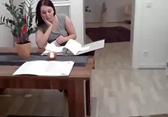 Der reife Pornostar erlaubte einem Gentleman, sich auszuziehen und eifrig einen schlaffe brüste porn Schwanz zu ficken