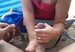 Reife Hausfrau mit Ehemann für zwei fickt ein free titten tube junges Mädchen auf der Couch