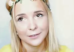 Die schwüle Blondine Vika verwöhnt den Mund und die Muschi zweier riesenbusen porn Kumpels
