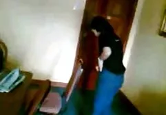 Pornomodel mit gemachte titten porn einer Freundin verführt erfolgreich einen Mann