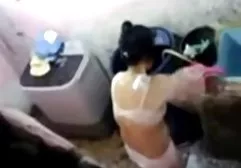 Reife Dame stimuliert brutal die Finger ihrer Freundin mit ihren Fingern und lässt xxx hängetitten sie urinieren