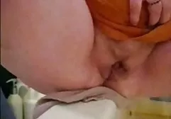 Junge Brünette fickt eifrig ihre Fotze mit einem Vibrator auf xxx große titten dem Bett