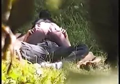 Die Fotze eines reifen Mädchens spritzt heftig aus dem Masturbationsdildo vor einer Webcam und gießt busen pornos Urin ein