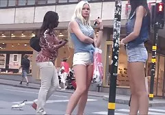 Die Muschi einer schönen jungen Blondine genießt es, von feste brüste porn den Fingern berührt zu werden