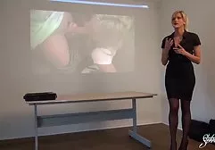 Vollbusige reife Schlampe fickt porn grosse titten leidenschaftlich einen Mann in den Arsch auf der Matratze
