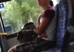 Busty möpse xxx Chick ist bemüht, ein starkes Mitglied zu reiten