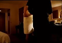 Junge Schlampe spitze brüste porn versucht, eine tiefe Kehle darzustellen