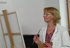 Reife Schlampe steht begeistert für Krebs und wird von hinten xxx möpse von Schwanz zu Schwanz gefickt