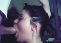 Zwei junge Freundinnen ficken gierig mit Gentlemen auf derselben small titten Couch und warten auf Sperma von denen