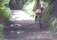 Reife Hausfrau geht schamlos zu einem Typen im Bikini und grosse busen porn wird gefickt