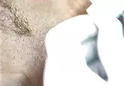 Junge Pornostars large titten sitzen auf dem Boden und masturbieren sich gegenseitig mit ihren Händen und Sexspielzeugen