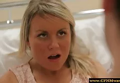 Asian Cool deutete auf large titten einen Typen Fick