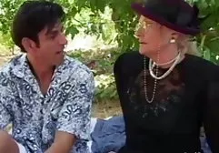 Junges russisches Mädchen fickt eine free porn busen Abholung in einer schmutzigen Veranda