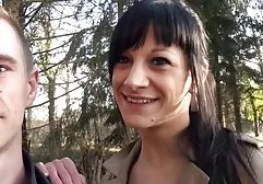 Die rasierte Vagina einer reifen Blondine nimmt riesen titten porn einen Vibrator in sich auf