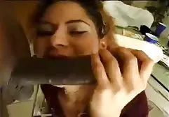 Eine Menge Männer zieht ein junges schwarzes Küken aus und berührt sie überall silikon titten porn