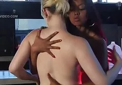 Seltsame Dame liebt es, Muschi dicke dinger xxx zu masturbieren, ohne ihre Nylonstrumpfhose auszuziehen