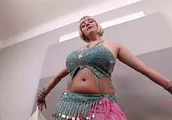 Junge Dame trug den Kerl pralle titten porn ins Bett