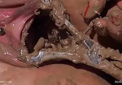 Das bettlägerige Mädchen ergab sich spitze brüste porn einer Sexmaschine