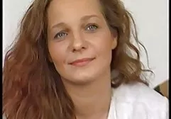 Pussy einer jungen Brünette genießt Masturbation nach einer Nachricht am brüste porn Telefon